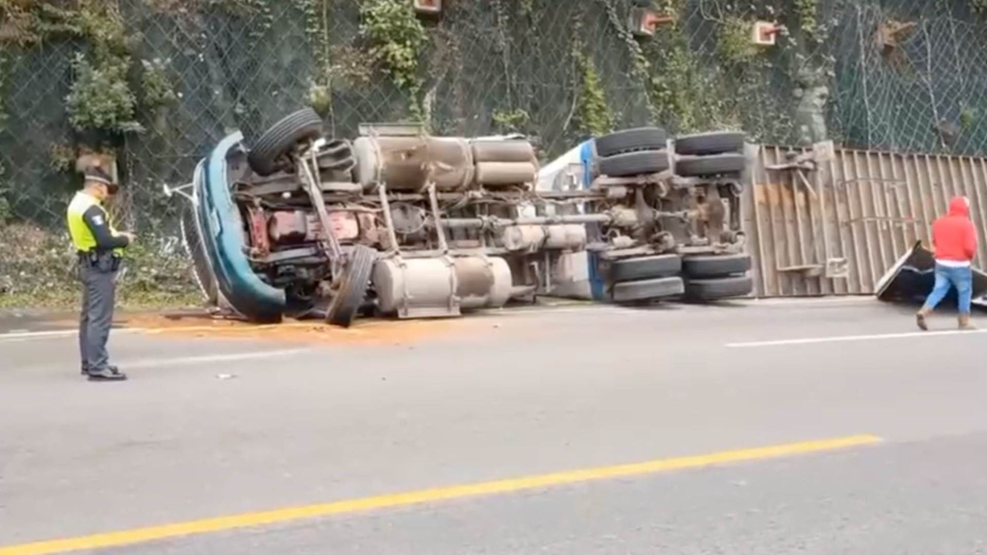 Camión de Carga Vuelca en Autopista 150D Orizaba Puebla Veracruz Transportaba Rollos de Papel