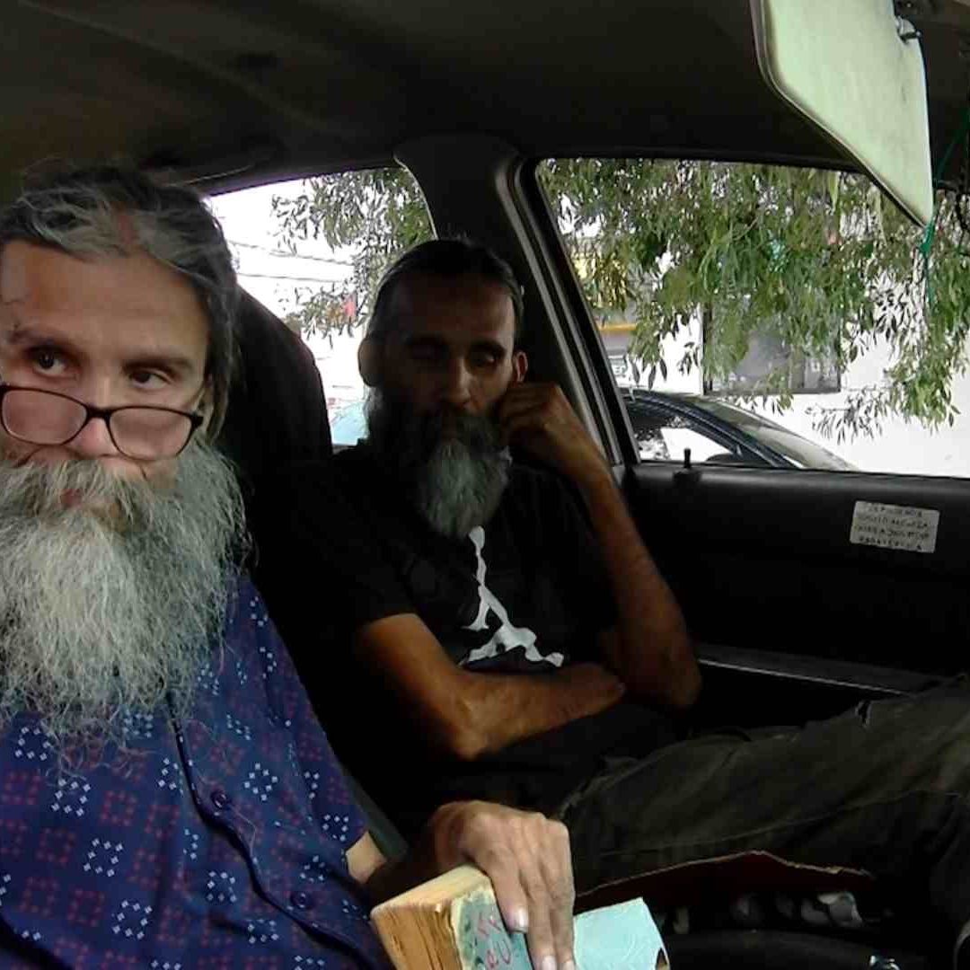 Dos ex maestros de la Universidad Autónoma de Nuevo León tienen casi 3 años viviendo en su auto