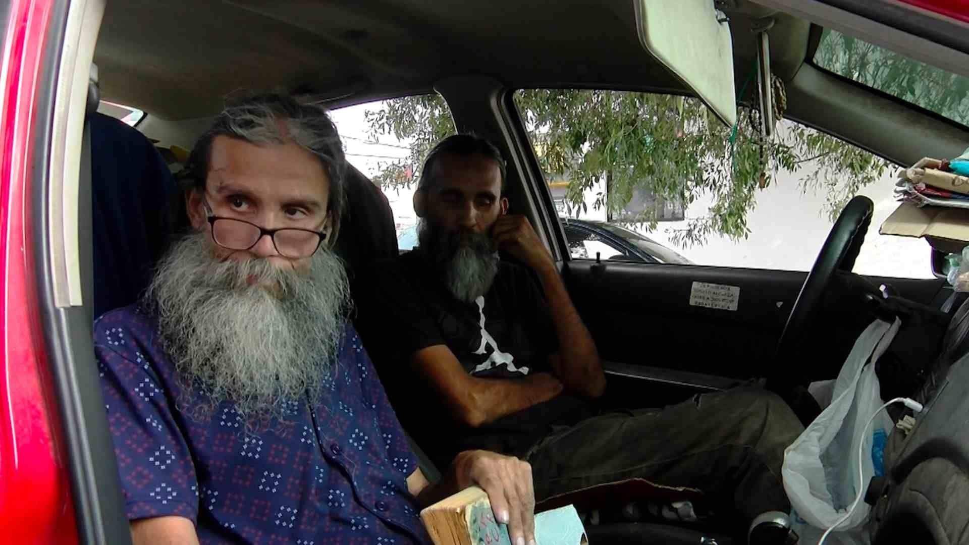 Dos ex maestros de la Universidad Autónoma de Nuevo León tienen casi 3 años viviendo en su auto
