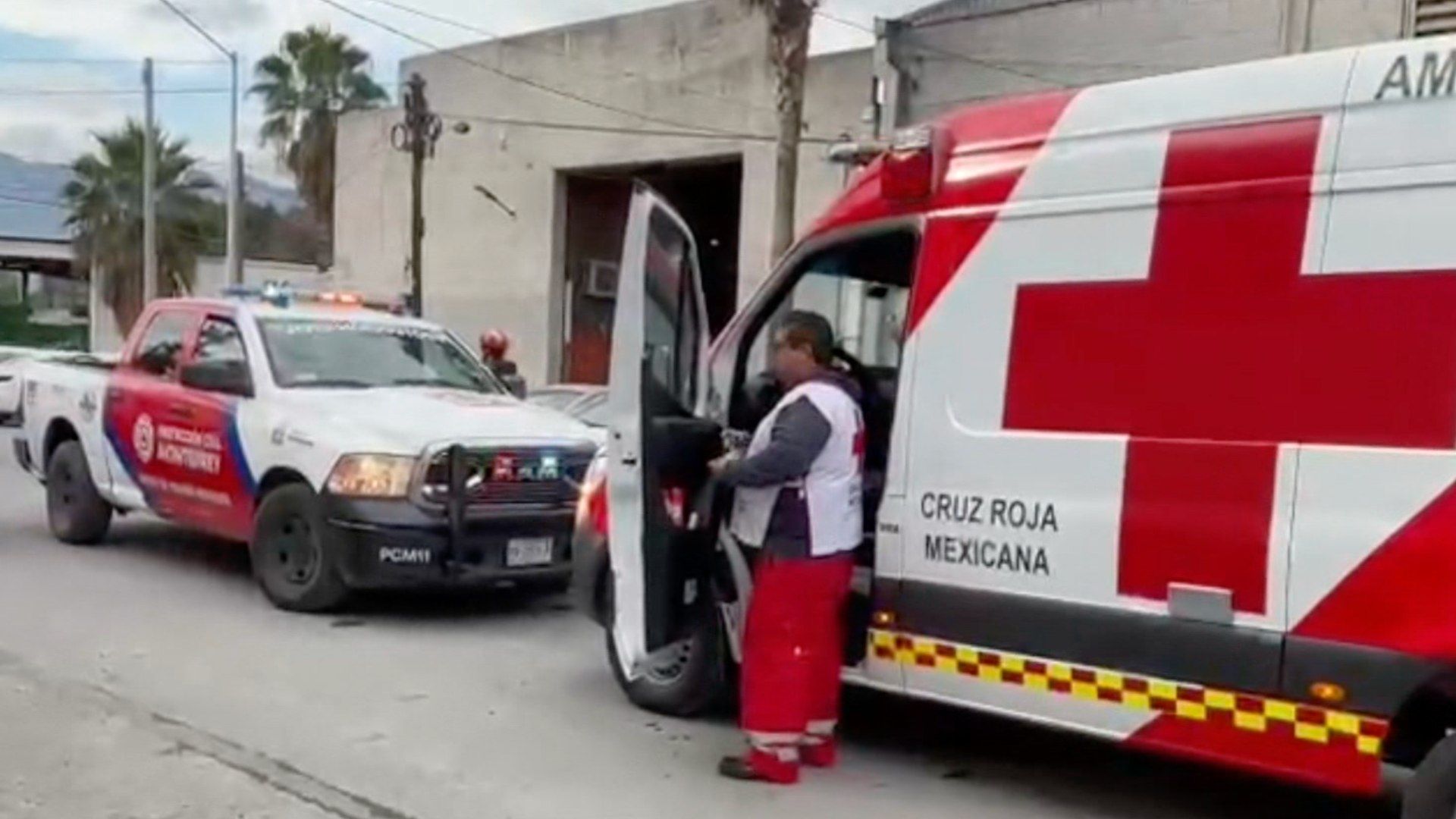 Protección Civil de Monterrey y paramédicos de la Cruz Roja