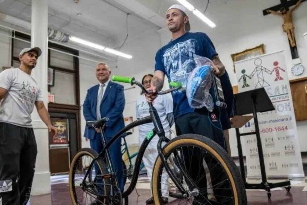 Nueva York: Migrantes Reciben Bicicletas de Regalo para Trabajar