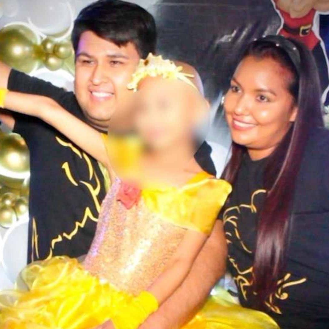 Kristel y sus papas durante su festejo de cumpleaños numero 7