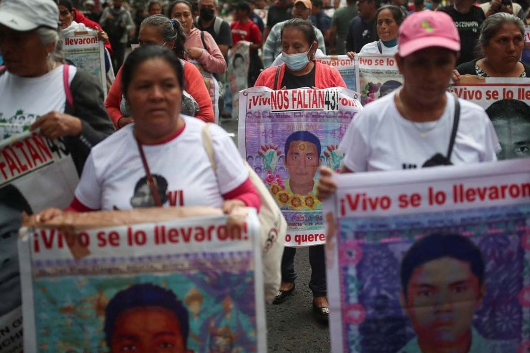 AMLO aseguró que la Marina y la Sedena sí cooperan en el caso de los 43 normalistas de Ayotzinapa, luego de los señalamientos del último informe del GIEI