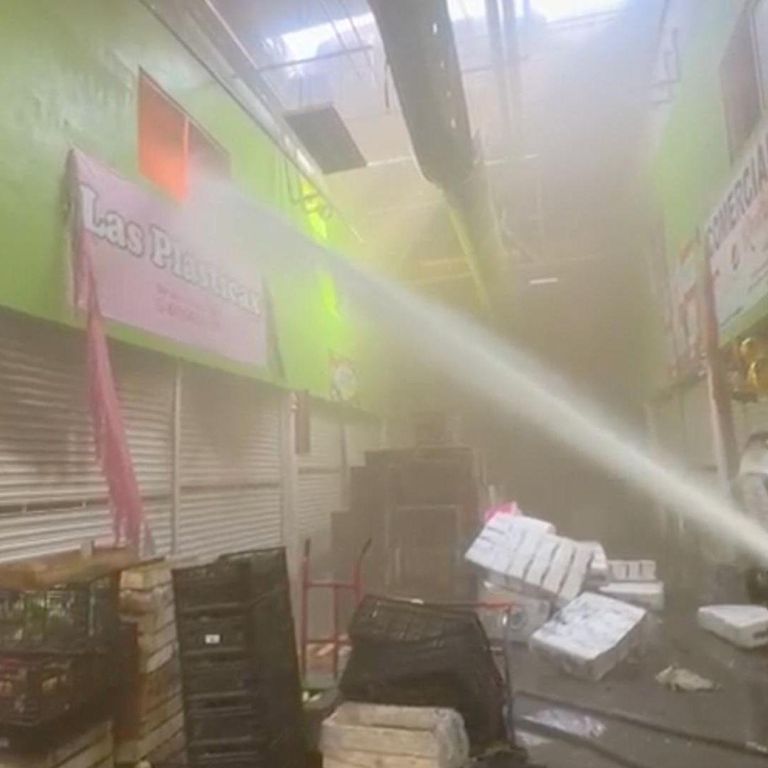 Bomberos apagando el incendio en central de Guadalupe