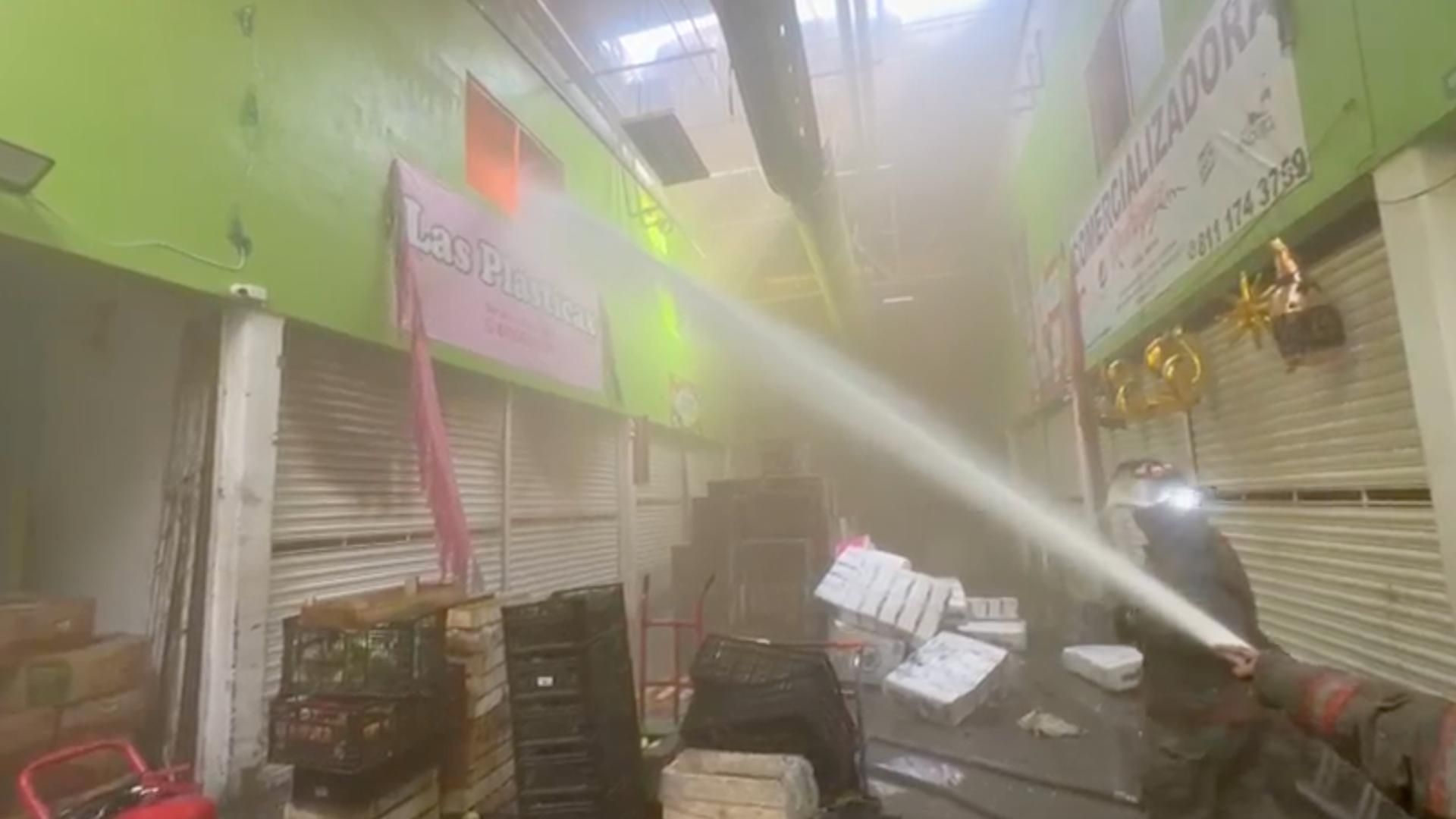 Bomberos apagando el incendio en central de Guadalupe