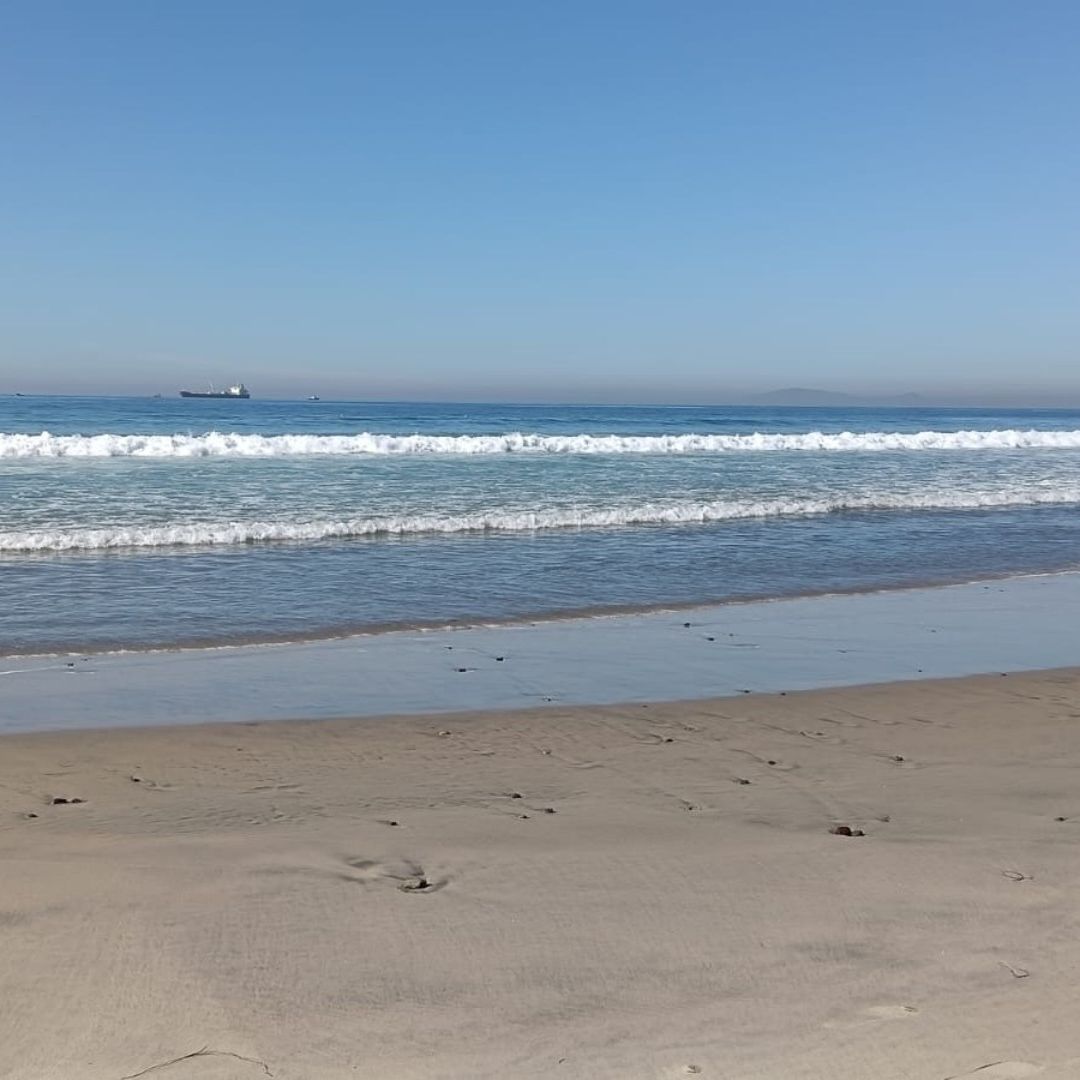 Joven Desaparece tras Ingresar al Mar en Playas de Rosarito; Continúa Búsqueda