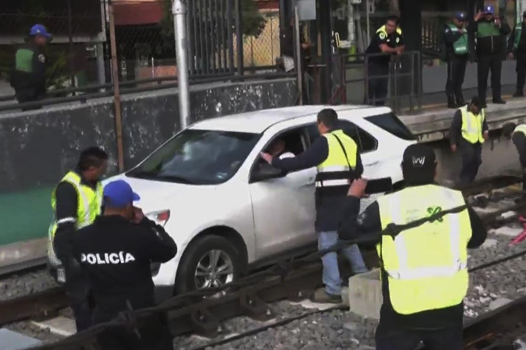 Automovilista se mete a las vías del Tren Ligero en la estación Francisco Goitia, CDMX