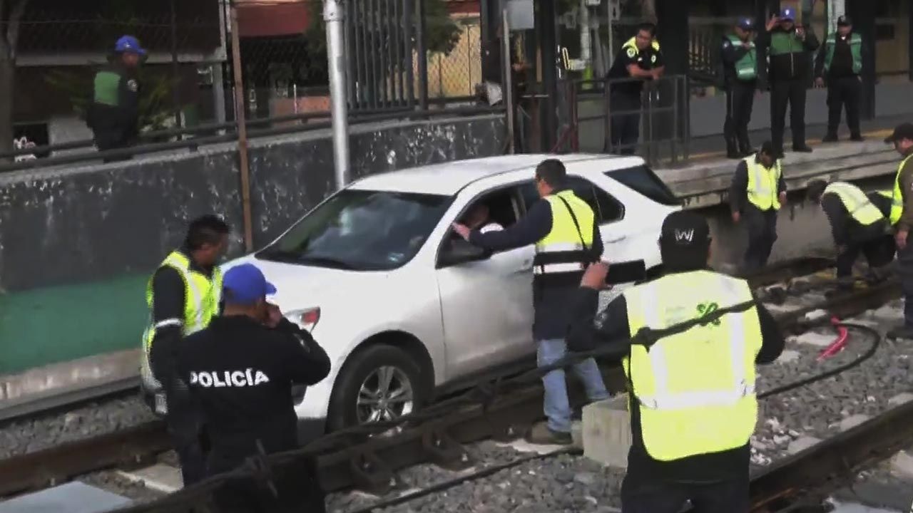 Automovilista se mete a las vías del Tren Ligero en la estación Francisco Goitia, CDMX