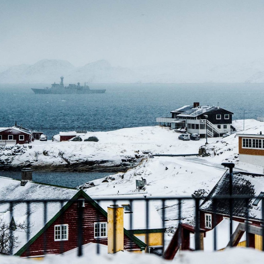 El buque HDMS Vaedderen de la Armada danesa zarpa frente a Nuuk, Groenlandia