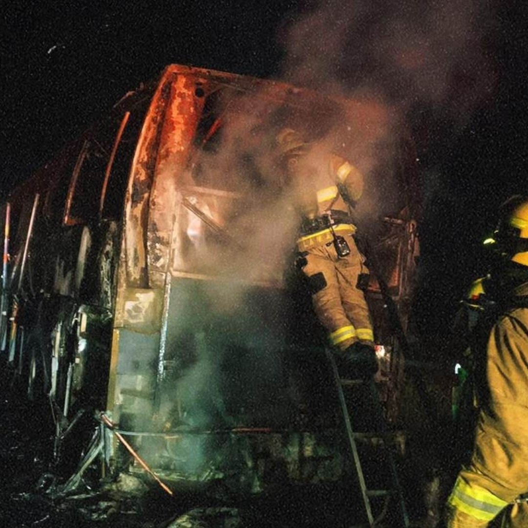 Incendio Consume Autobús de Pasajeros en Carretera Escénica Tijuana-Ensenada