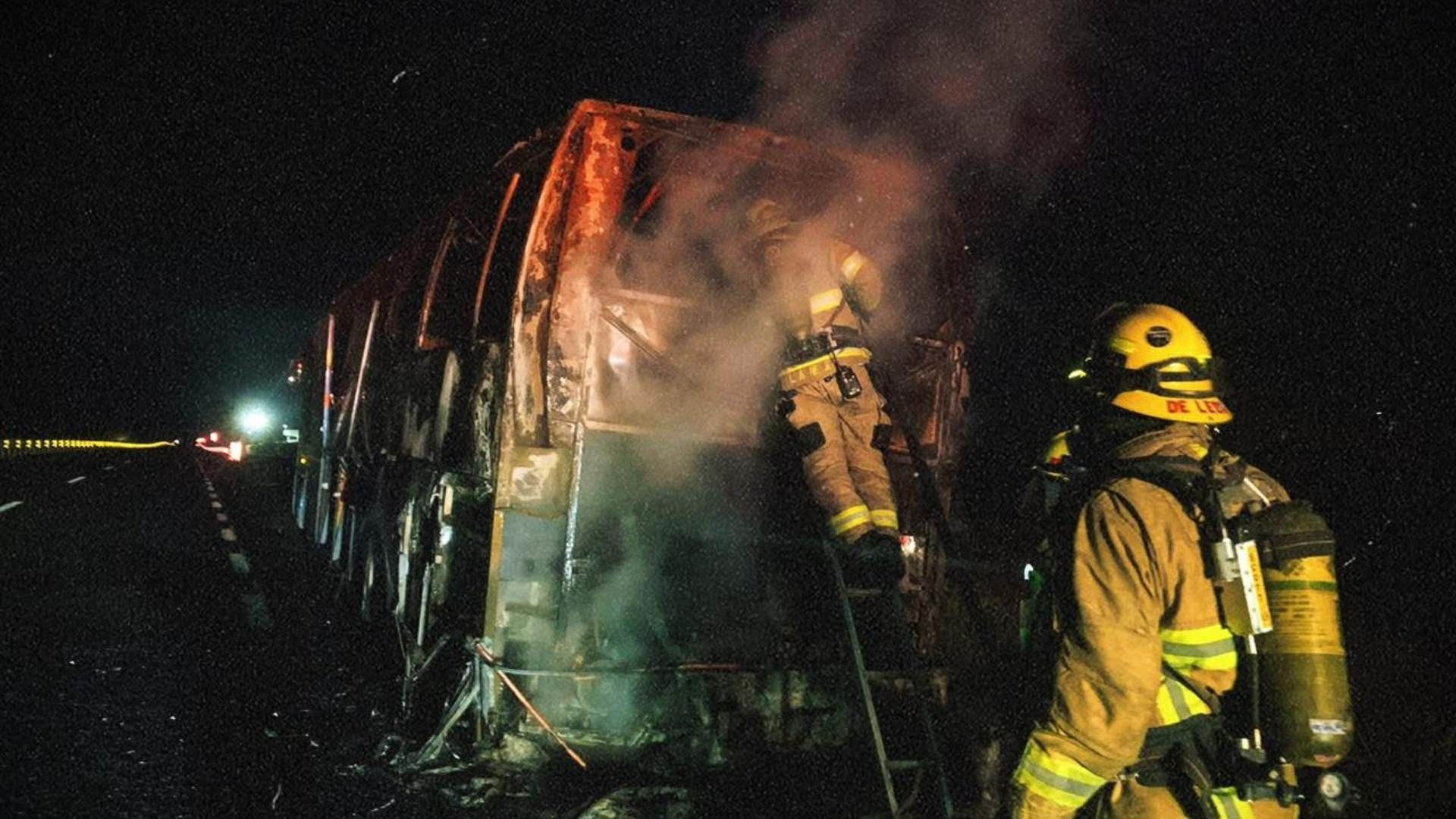 Incendio Consume Autobús de Pasajeros en Carretera Escénica Tijuana-Ensenada