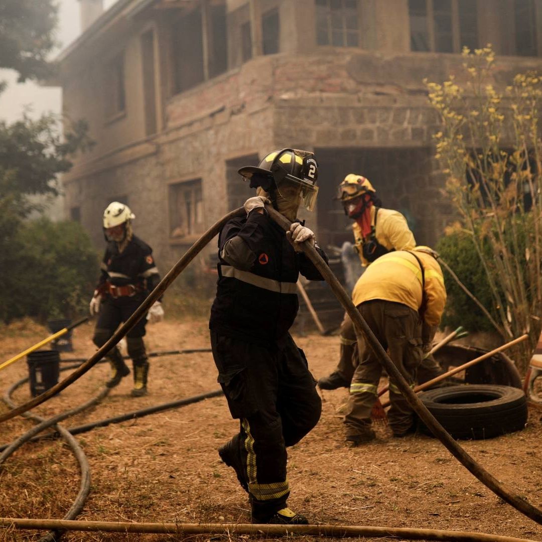 Bomberos trabajan en Concepción, luego de un incendio forestal en la región del Biobío, Chile