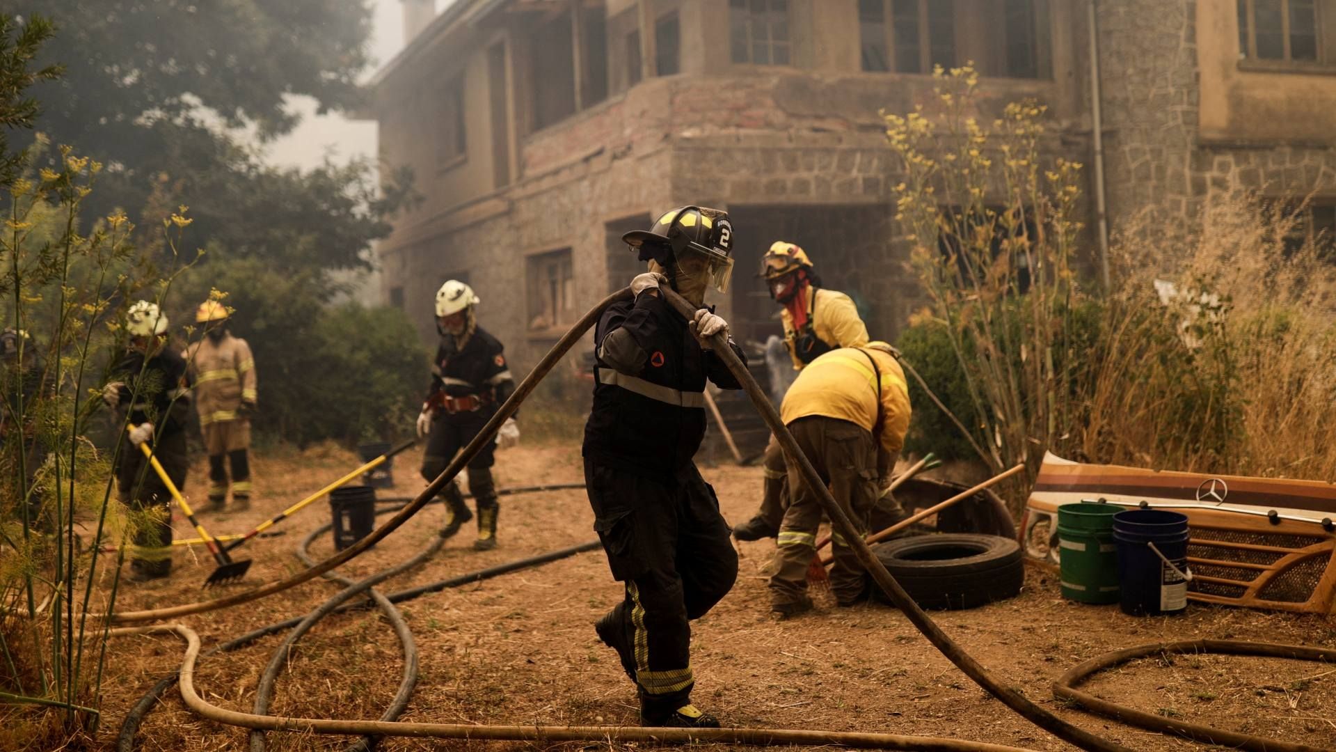 Bomberos trabajan en Concepción, luego de un incendio forestal en la región del Biobío, Chile
