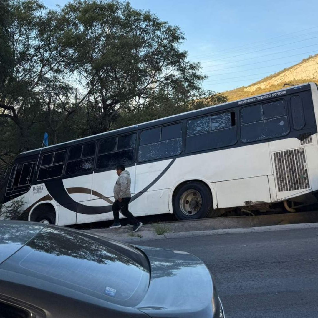 Camión de transporte de personal se sale del camino