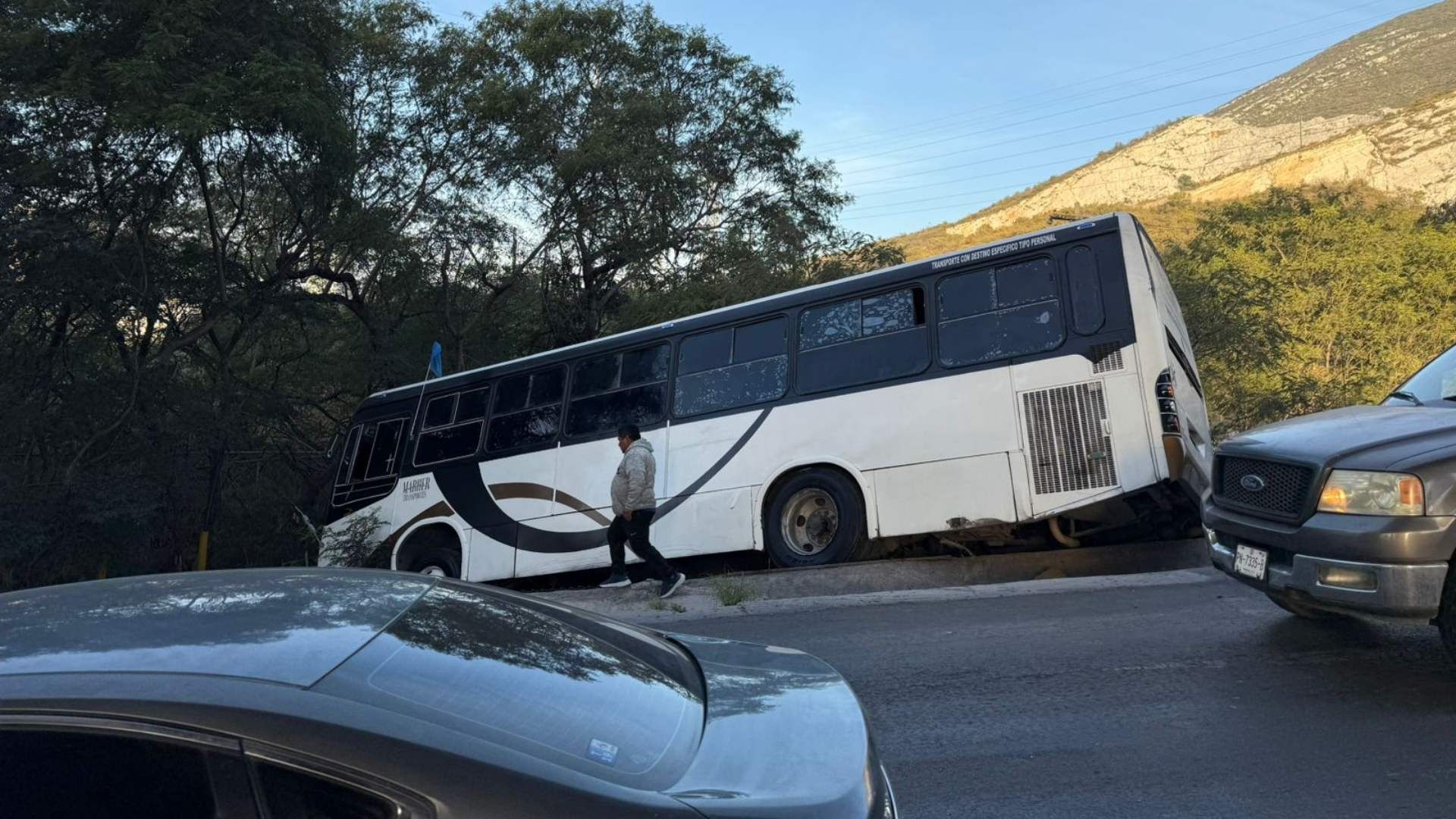 Camión de transporte de personal se sale del camino