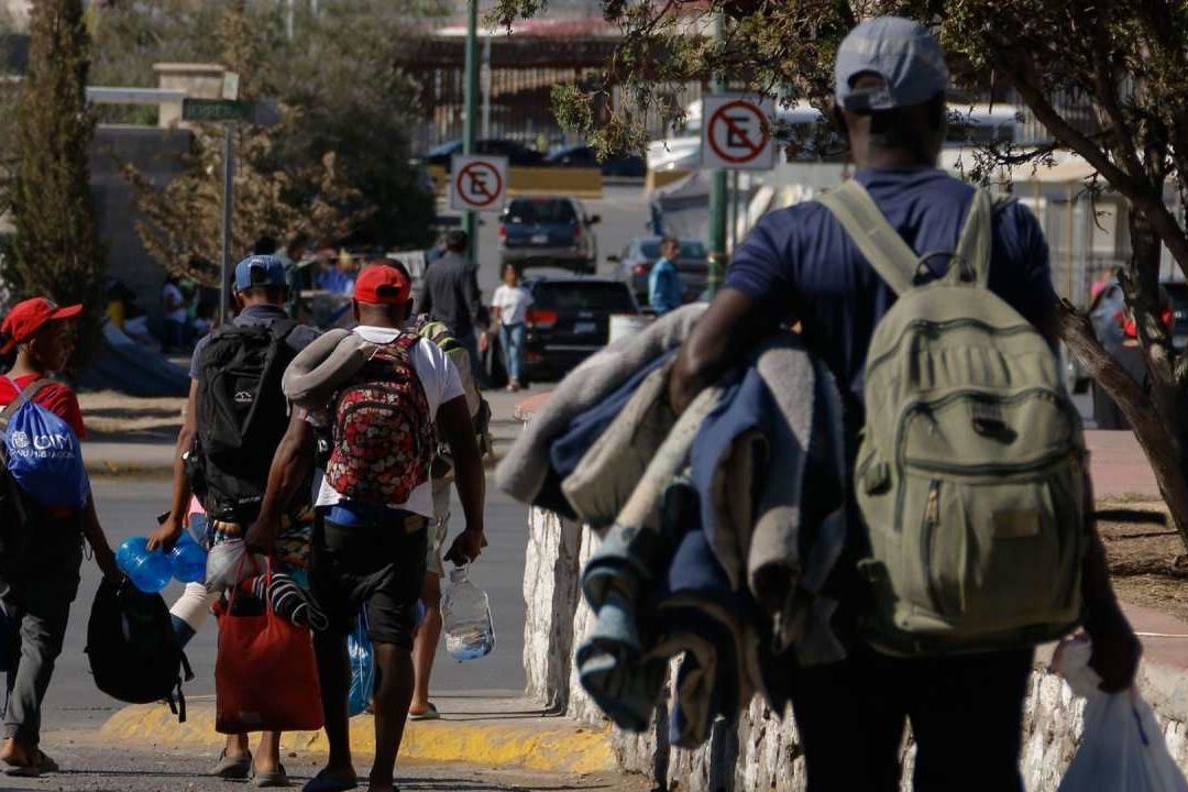 Migrantes caminan hacia un albergue en Chihuahua