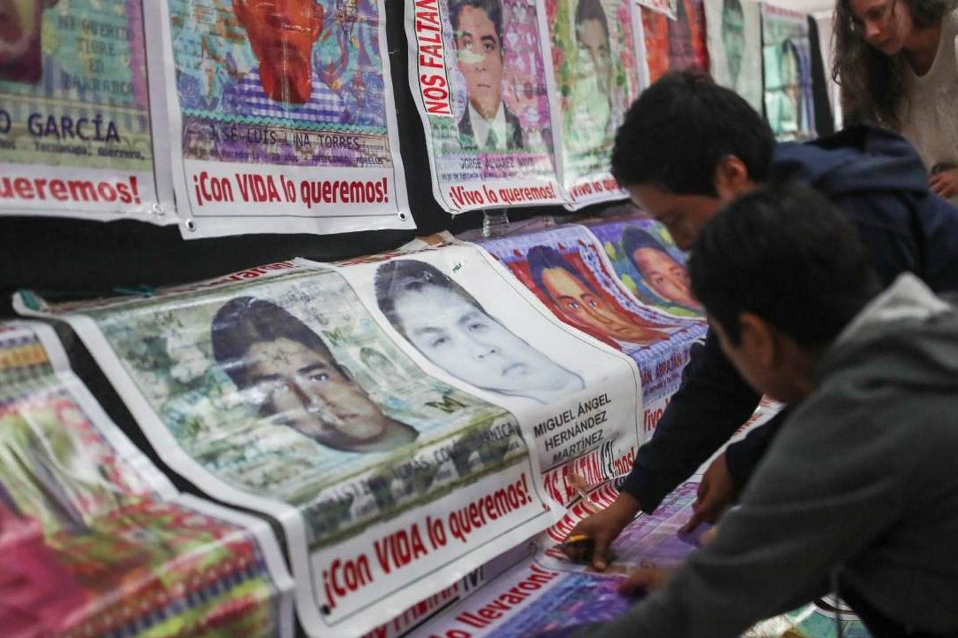 Familiares colocan fotos de los 43 jóvenes de Ayotzinapa, desaparecidos en 2014. Foto: Ruters 1 Archivo