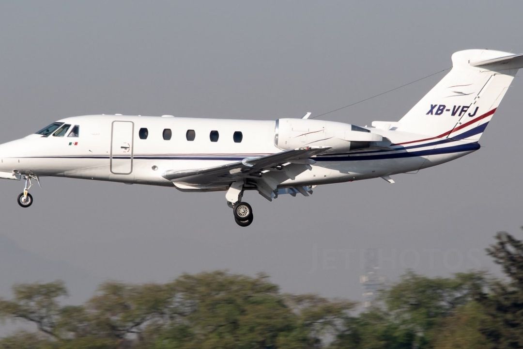 En la avioneta particular viajaban tres personas: el piloto, el copiloto y un pasajero.