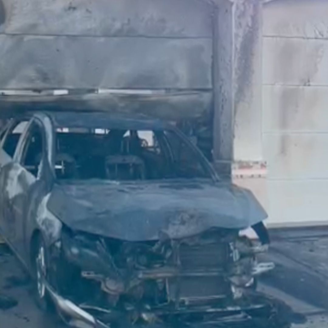Auto Choca Contra el Portón de Una Casa y en Incendiado en el Sector Chapultepec en Culiacán; no Hay Detenidos. Foto: N+