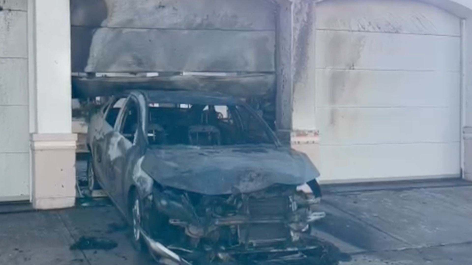 Auto Choca Contra el Portón de Una Casa y en Incendiado en el Sector Chapultepec en Culiacán; no Hay Detenidos. Foto: N+