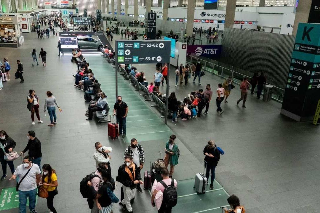Cae Panel de Vidrio en T2 del AICM y Deja Tres Heridos