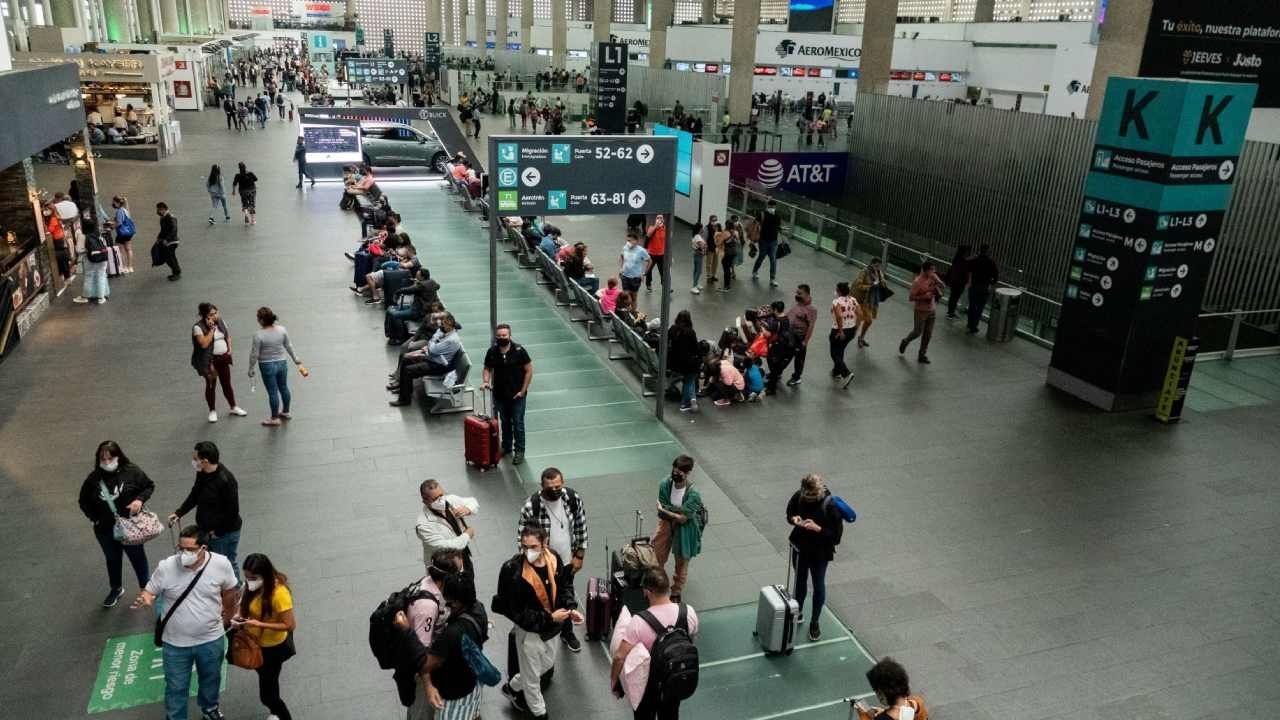 Cae Panel de Vidrio en T2 del AICM y Deja Tres Heridos