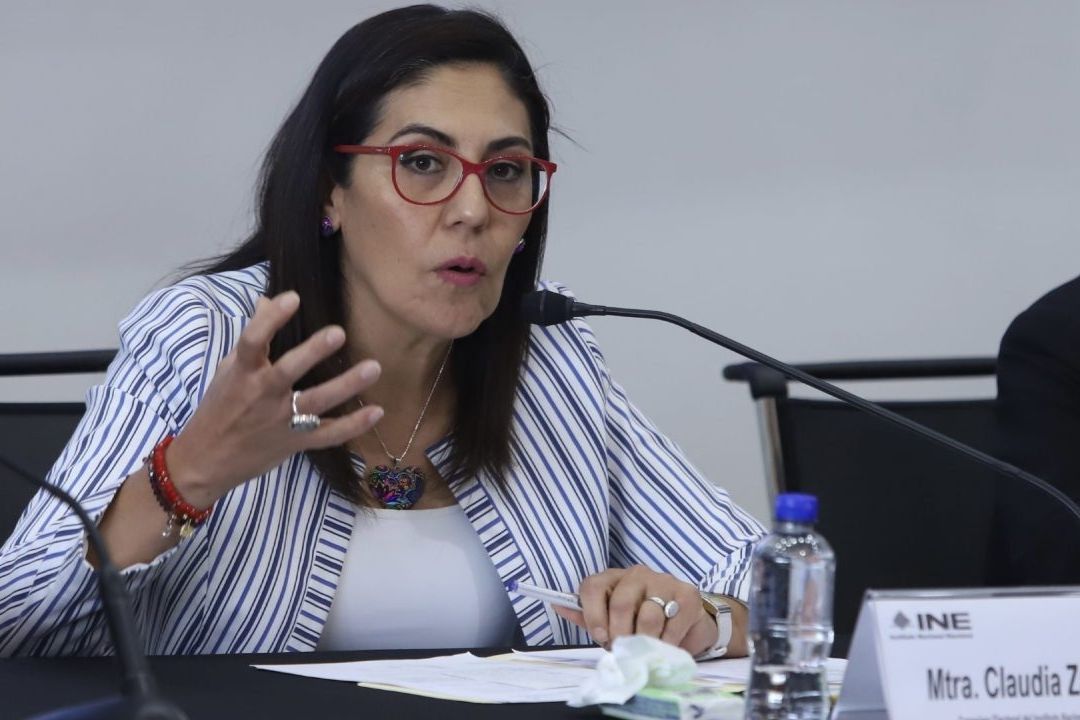 Claudia Zavala, presidenta de la Comisión de Quejas del INE, recordó que es responsabilidad de los servidores públicos procurar la paz social.