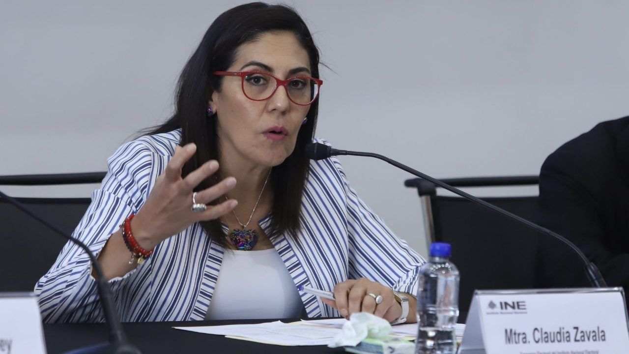Claudia Zavala, presidenta de la Comisión de Quejas del INE, recordó que es responsabilidad de los servidores públicos procurar la paz social.