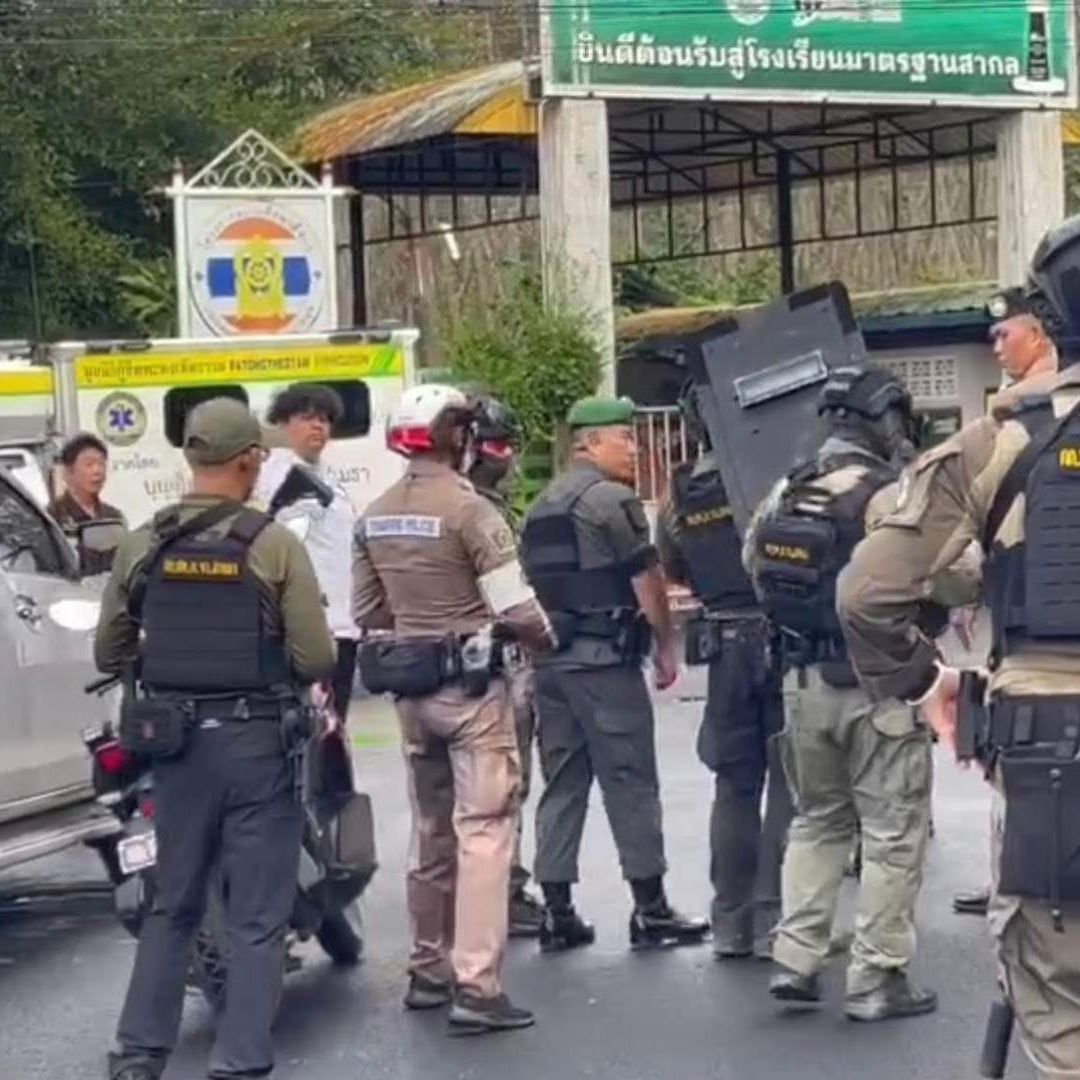 Hombre Armado Irrumpe en Escuela y Toma como Rehenes a Estudiantes