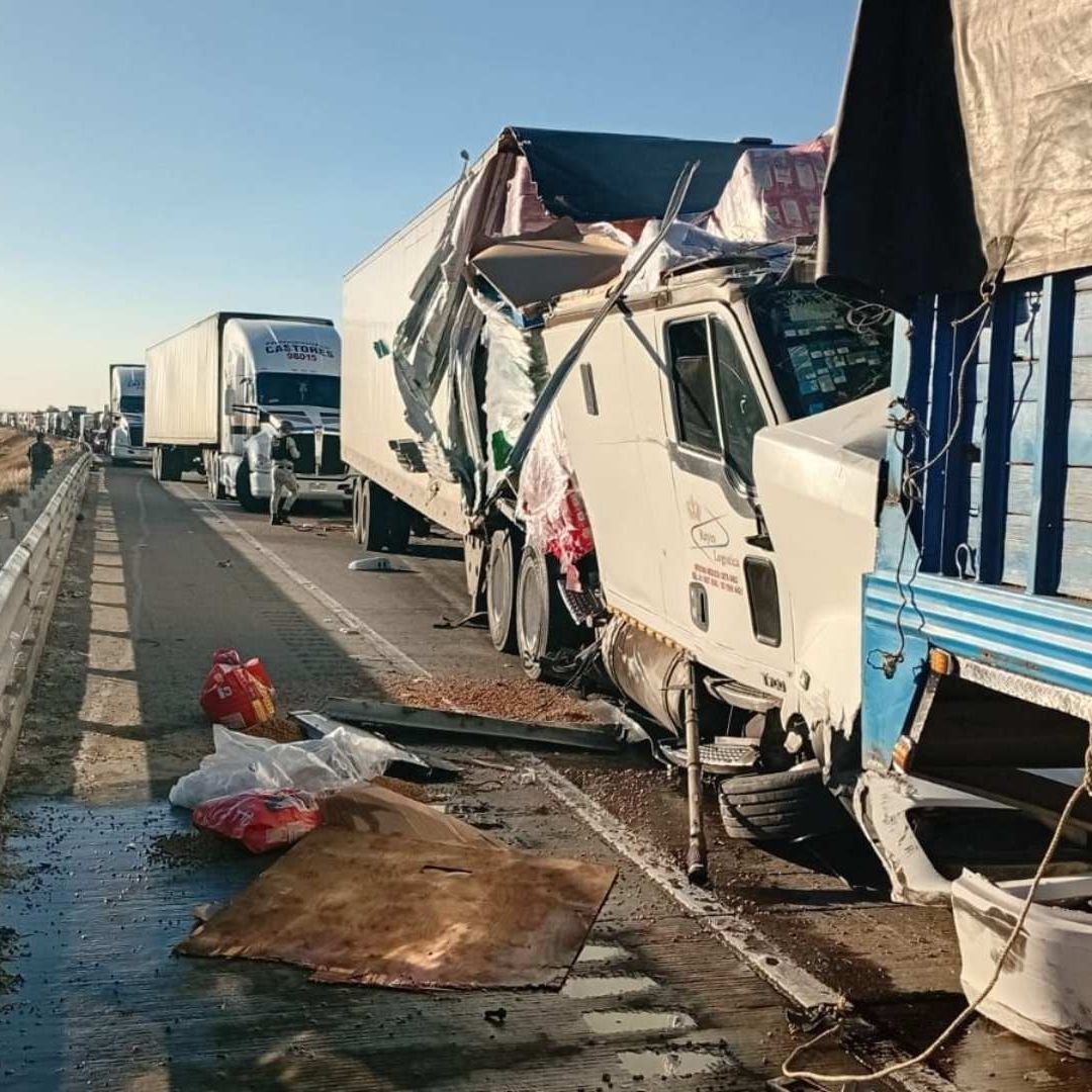 Cierre en Ambos Sentidos por Carambola Tractocamiones y Tráileres en Autopista Puebla Orizaba Córdoba