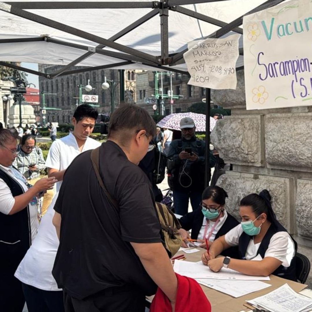 Vacunación contra sarampión en Bellas Artes, CDMX