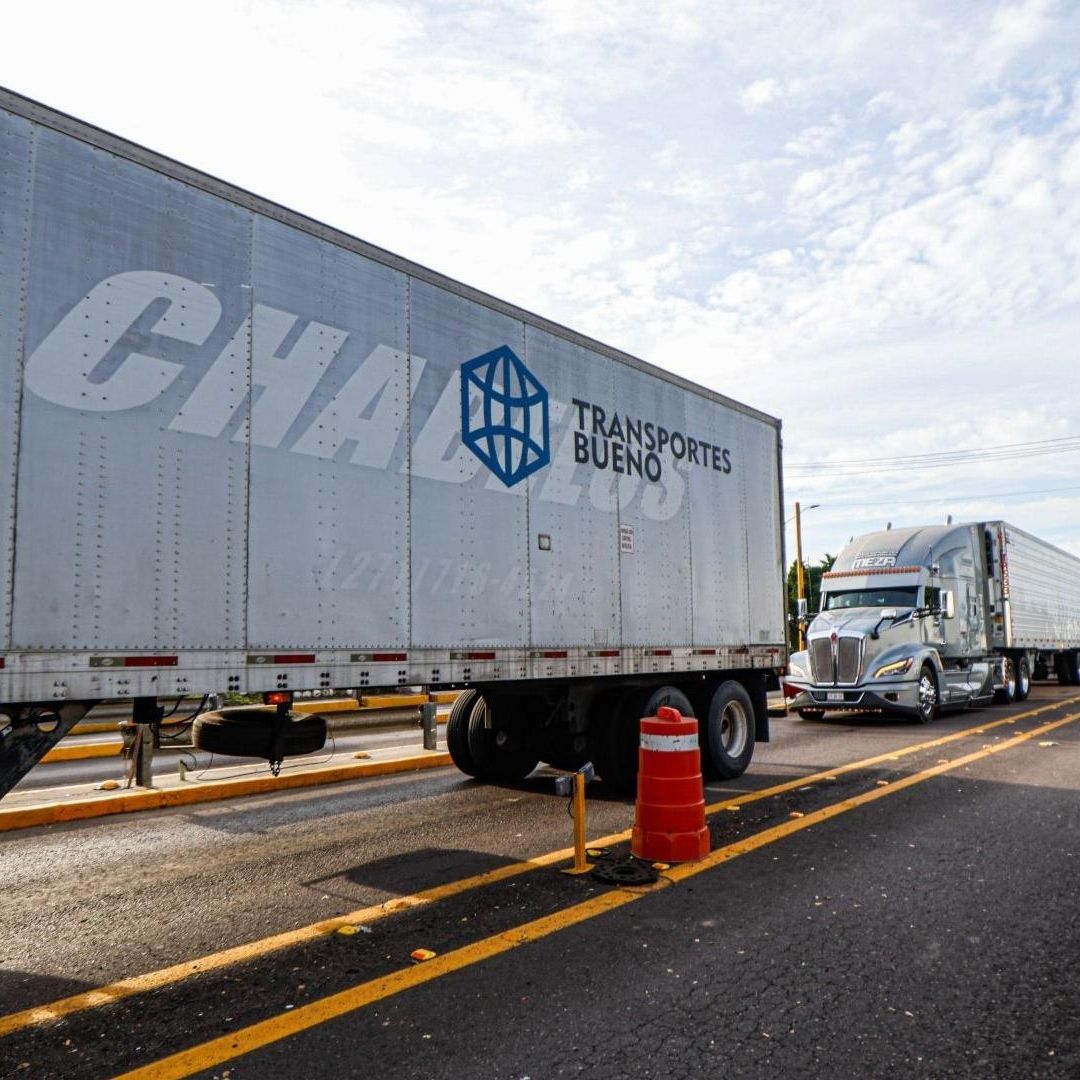 Un tráiler en una carretera.
