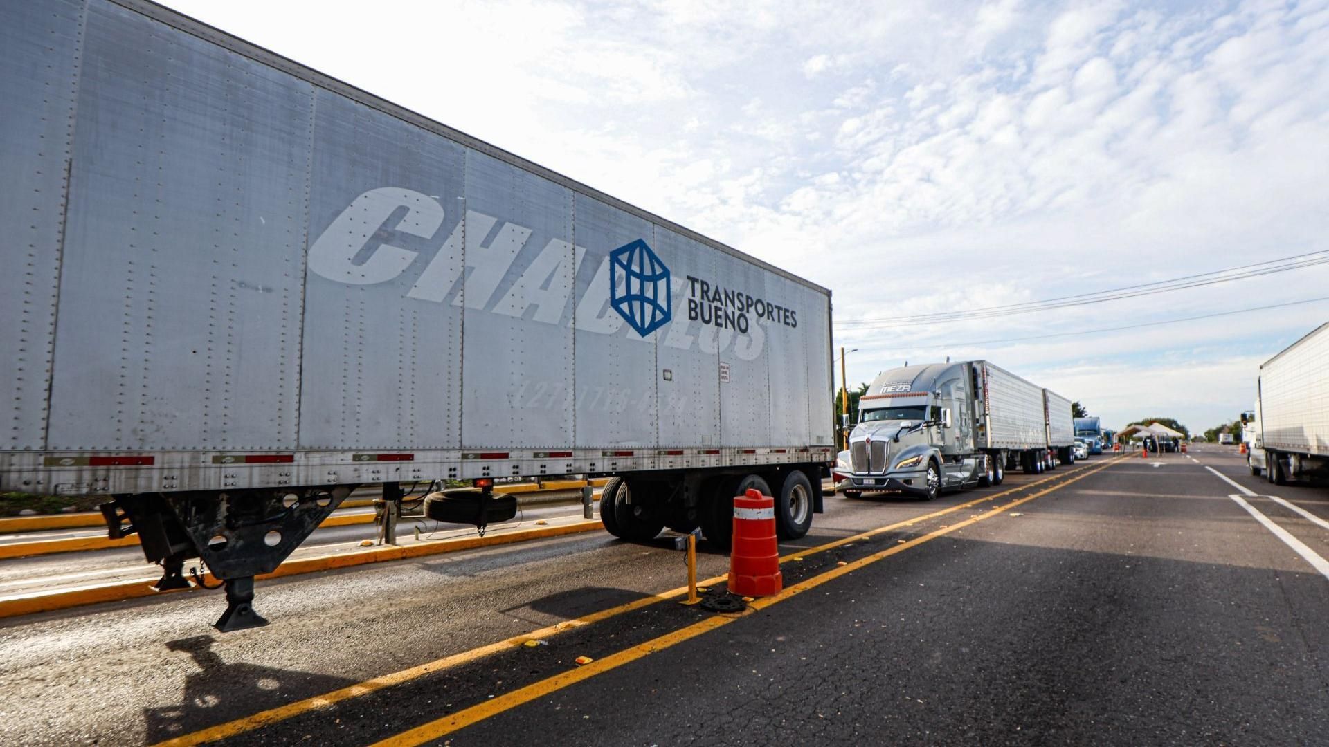 Un tráiler en una carretera.
