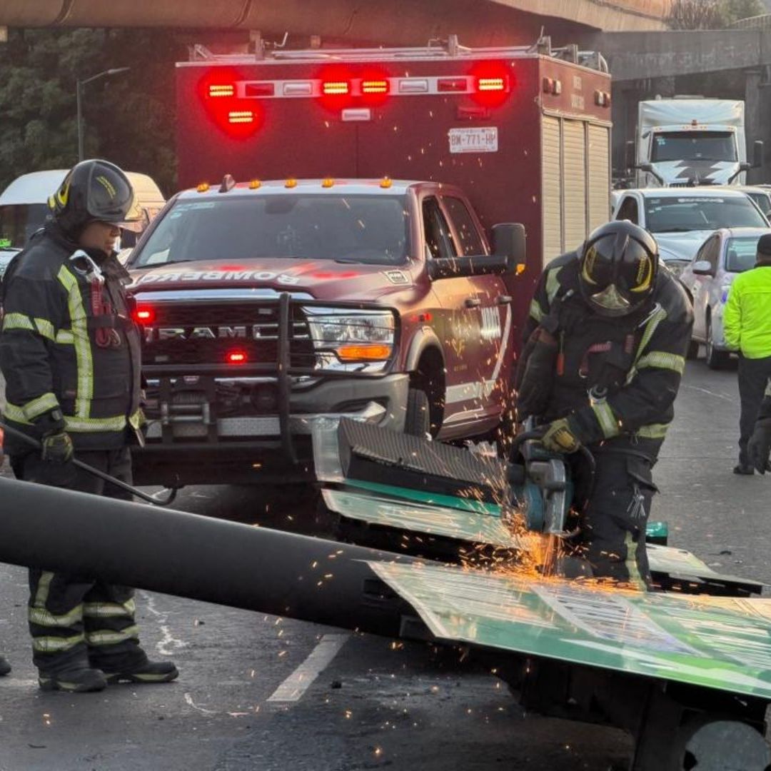 Bomberos atienen la emergencia en el distribuidor vial Heberto Castillo