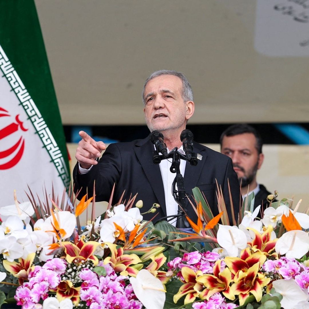 Presidente de Irán Se Disculpa en Aniversario de la Revolución Islámica por la Represión