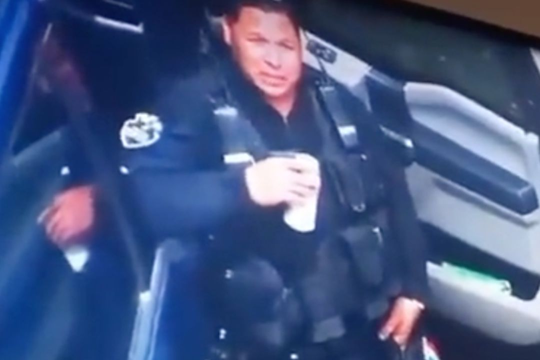 Video: Exhiben a Policías Bebiendo Alcohol en Patrulla en Jalisco