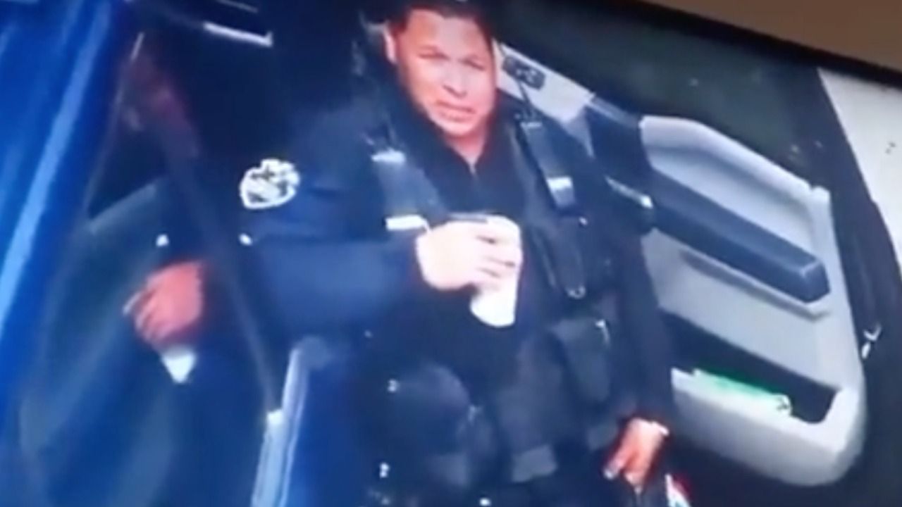 Video: Exhiben a Policías Bebiendo Alcohol en Patrulla en Jalisco