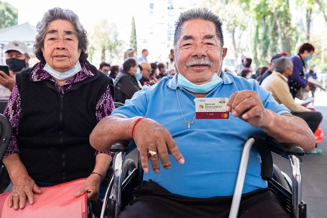 Beneficiario presume su tarjeta Bienestar