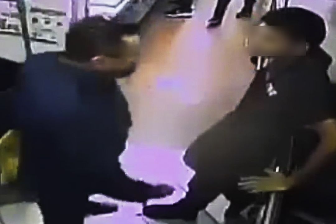 Buscan a hombre que golpeó a menor de edad en tienda de comida rápida en SLP