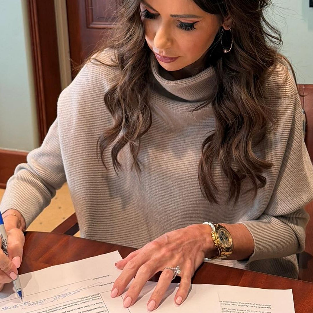 Noem firma contrato para la compra de acero