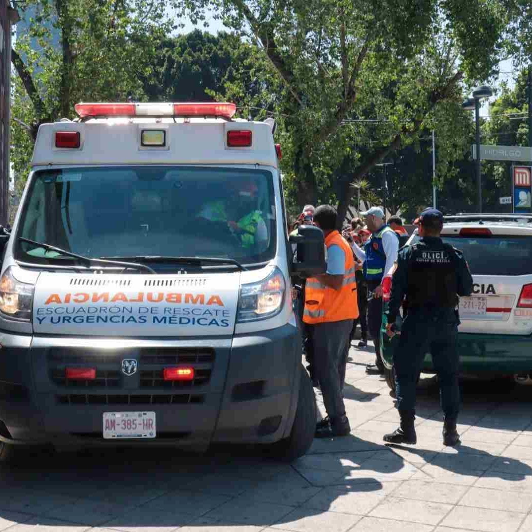 Equipos de emergencia en estación Hidalgo del Metro