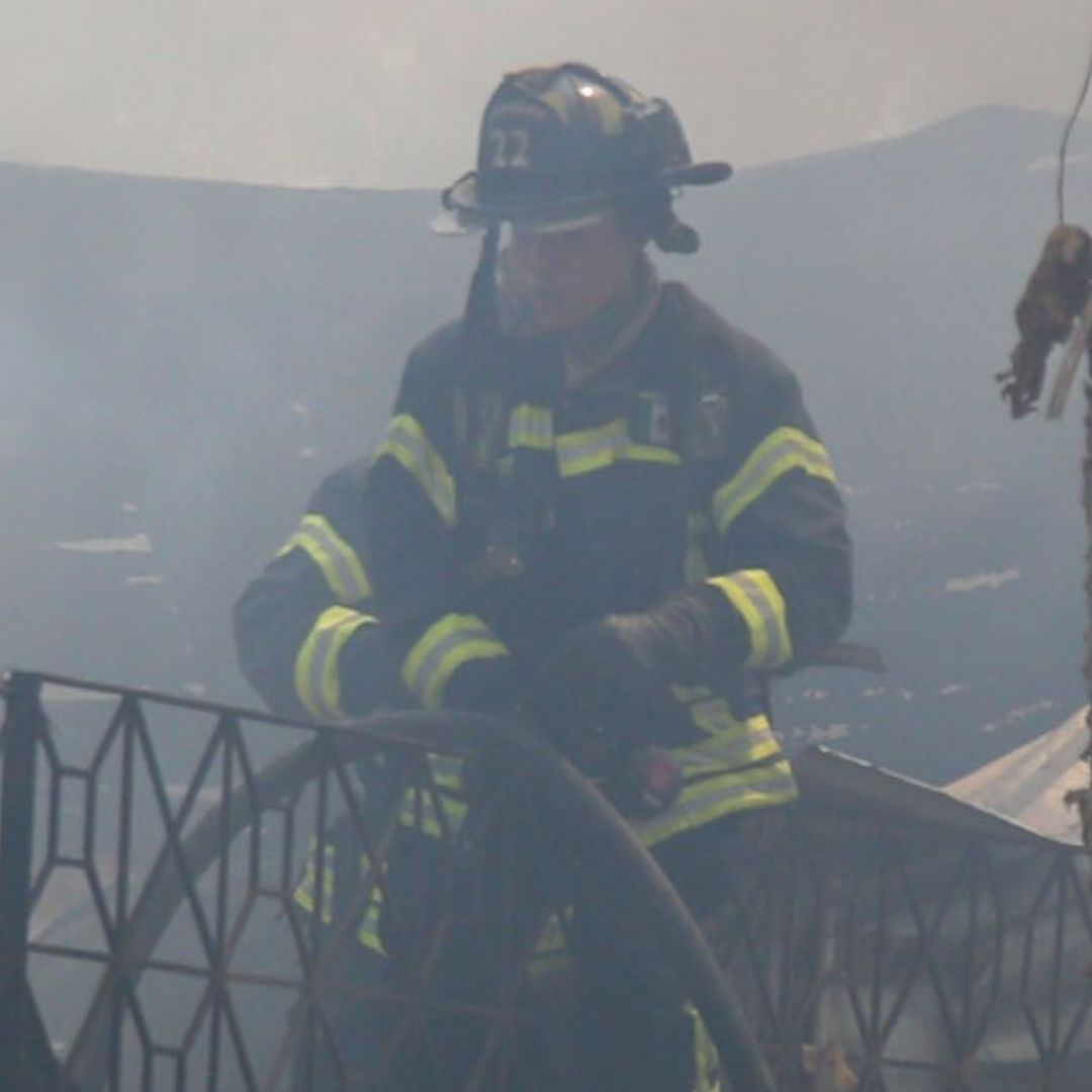 Bombero atiende incendio en Guerrero