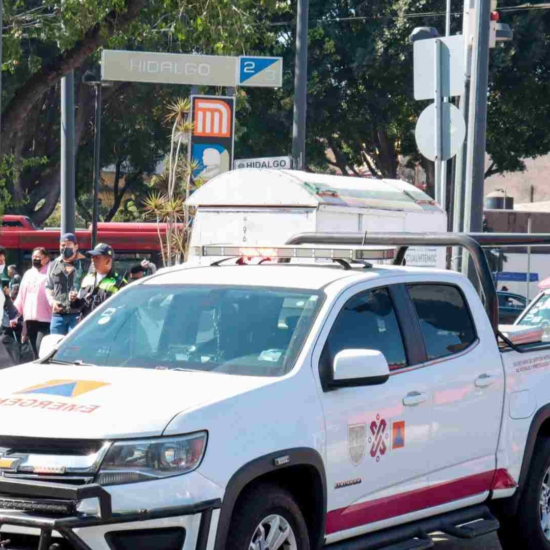 Equipos de emergencia en estación Hidalgo del Metro