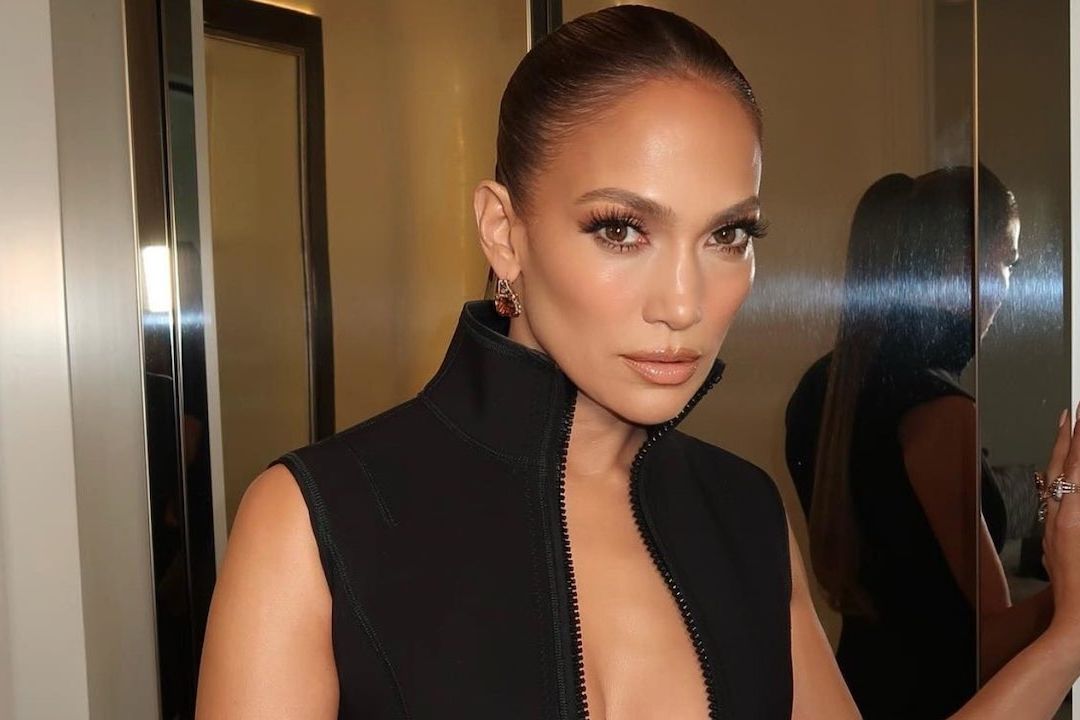 Jennifer López comparte fotos en lencería y baila sobre la mesa