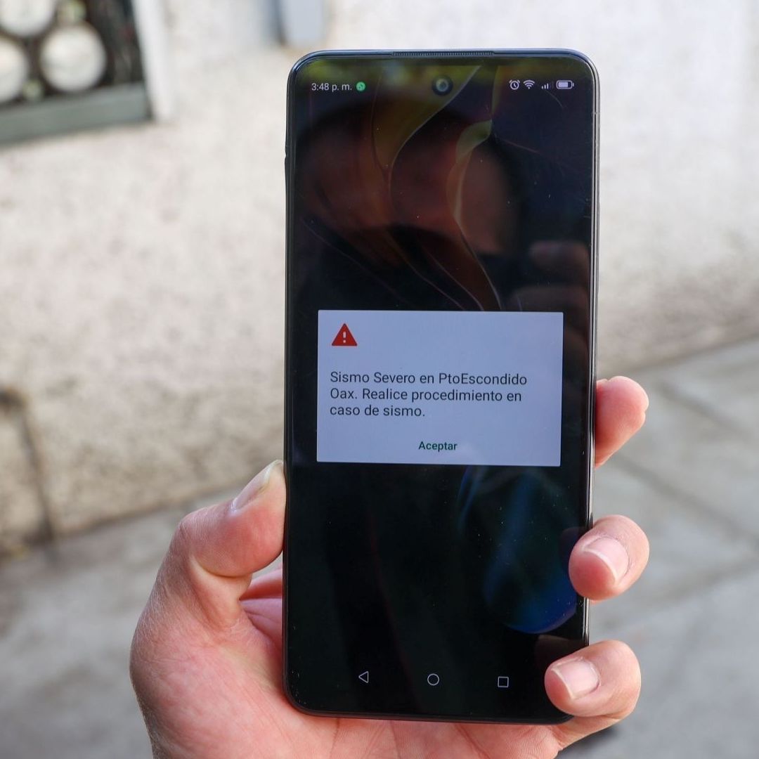 Mensaje de alerta sísmica en teléfono celular