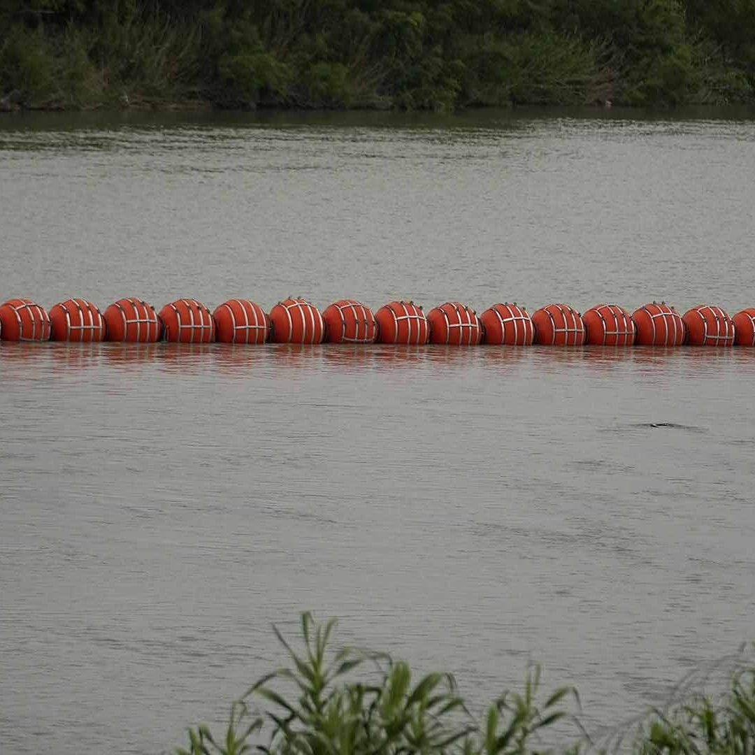 Hallan Cuerpo de Migrante Atorado en Boyas con Púas en el Río Bravo