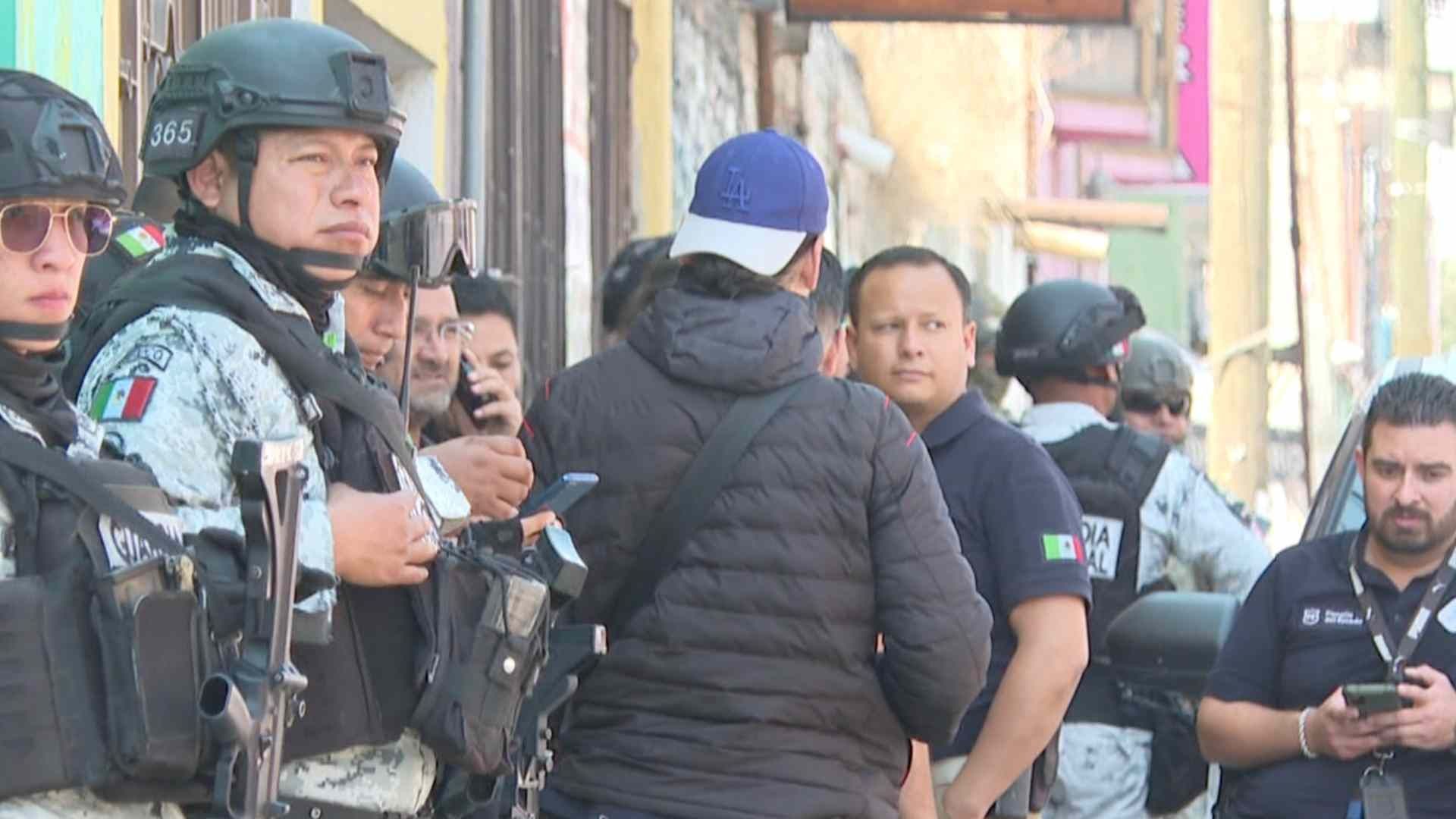 El agresor logró escapar pese al amplio operativo desplegado por policías y fuerzas federales.