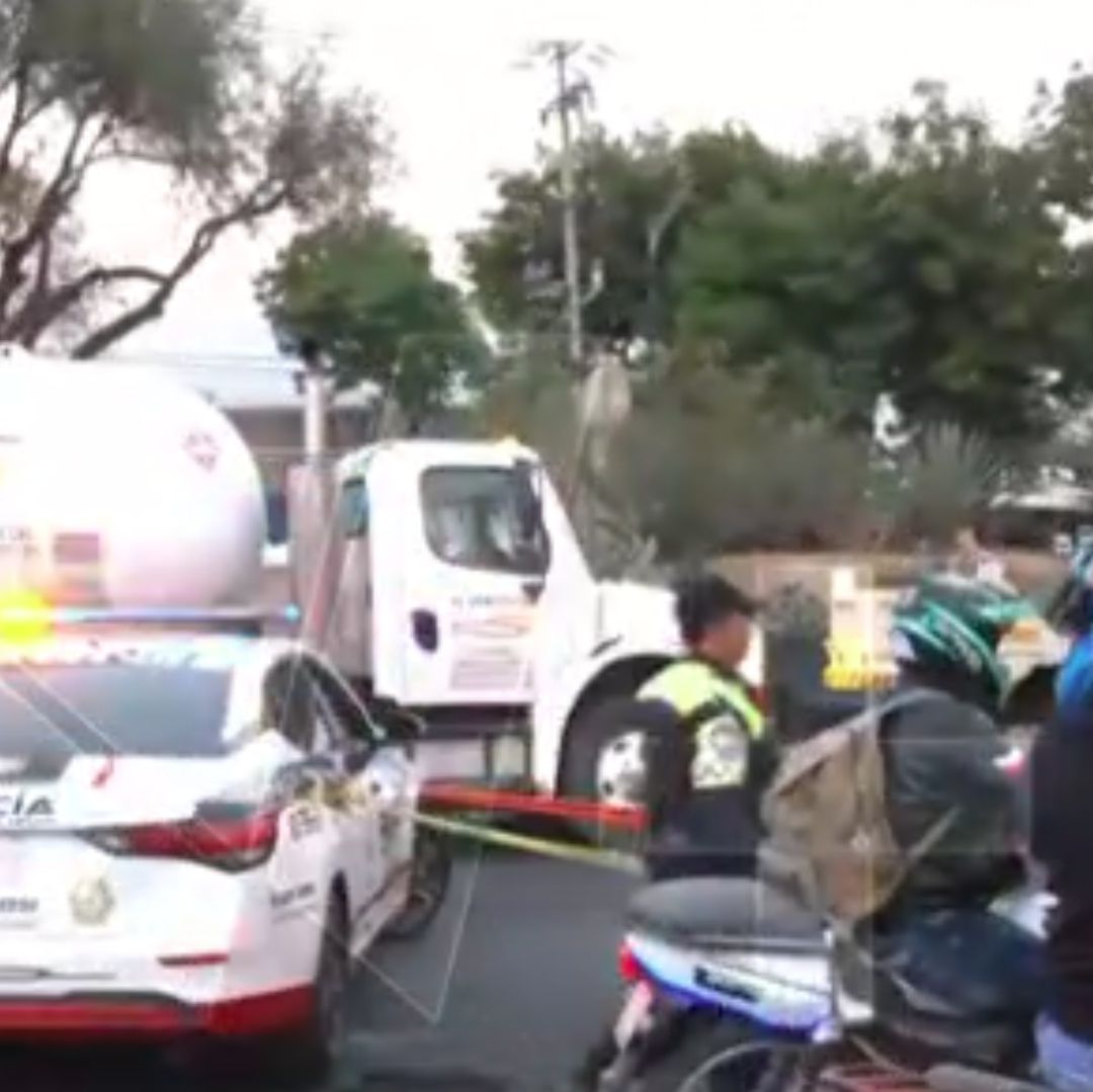 Limpiaparabrisas Muere al Caer y ser Arrollado por Tráiler en Iztapalapa; Conductor Huyó