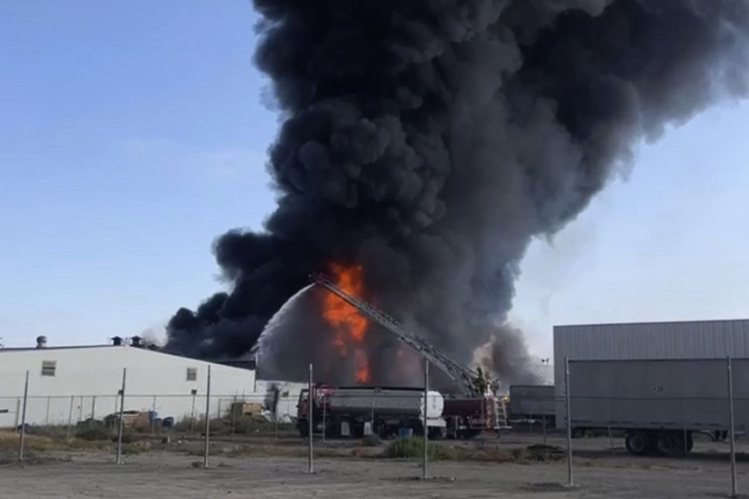 Bomberos combaten incendio en fábrica de Tijuana, Baja California