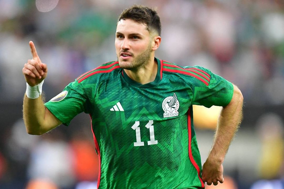 El futbolista mexicano Santiago Giménez confirmó la extensión de su contrato con el club Feyenoord de Róterdam hasta 2027